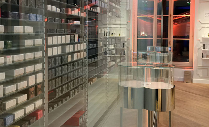 C'est le robot Sintesi qui a été installé au Grand Musée du Parfum de Paris, celui la même qui est désormais indispensable pour de nombreuses pharmacies Italiennes.