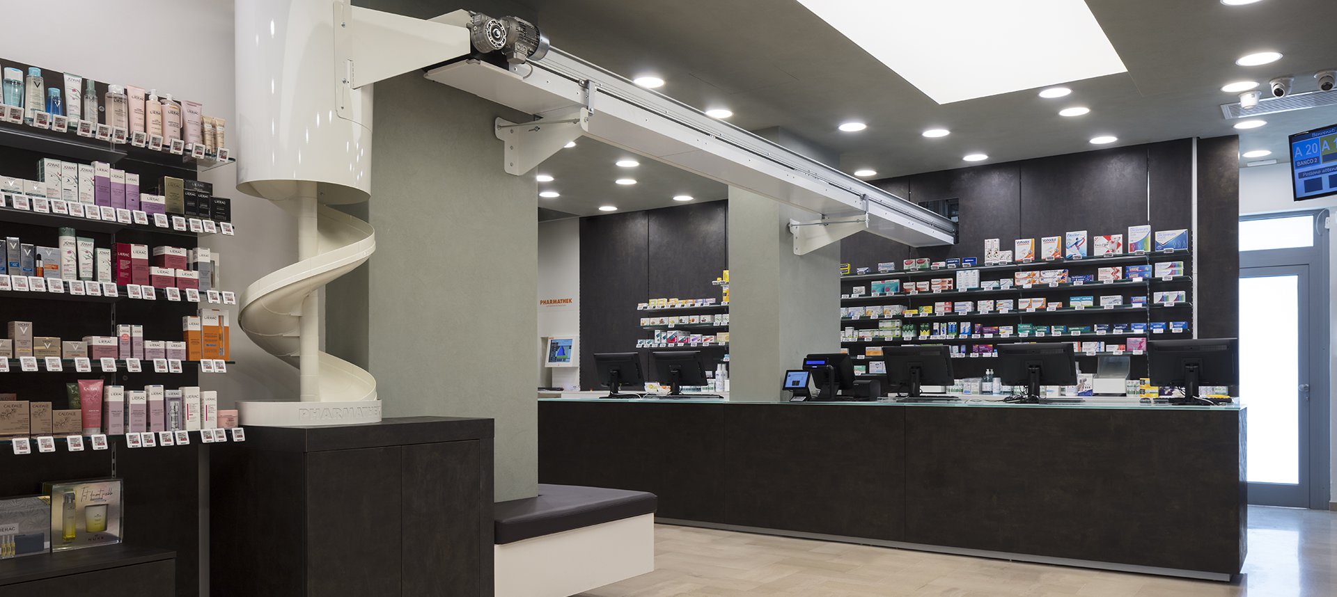 Robot Farmacia Santa Rita dott. Vassalli, Foggia - robot e uscita a coclea
